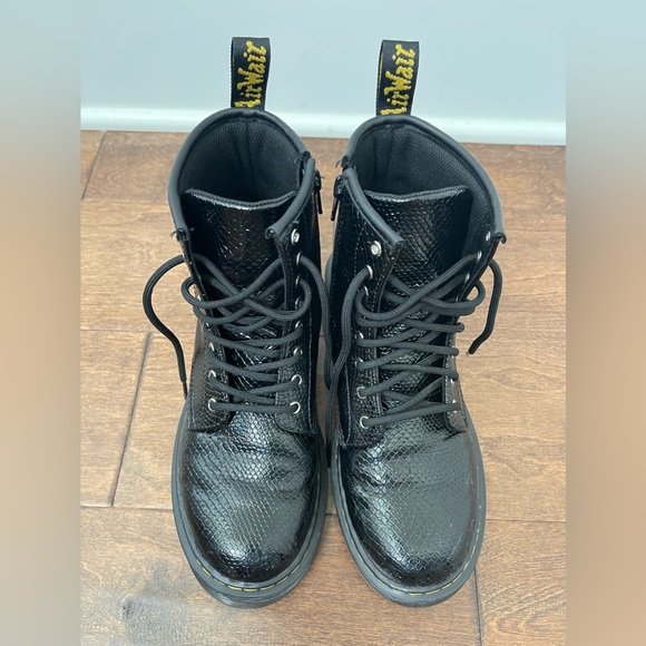 Dr. Martens 1460-J Emboss Reptile Lace-Up Zipper Black Boots Youth Size 4 - Picture 2 of 11